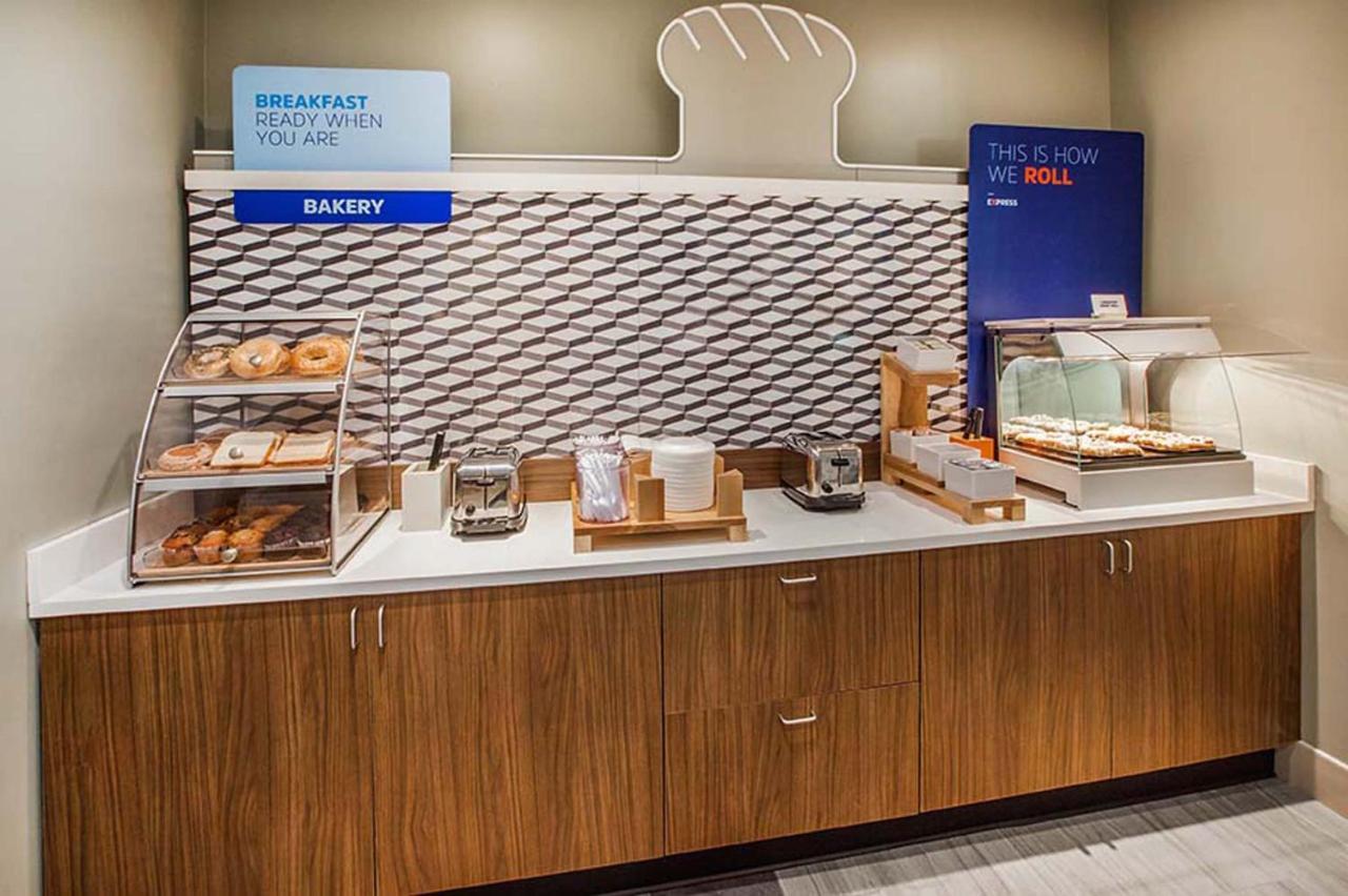 Holiday Inn Express Hotel & Suites Hope Mills-Fayetteville Airport By Ihg Dış mekan fotoğraf