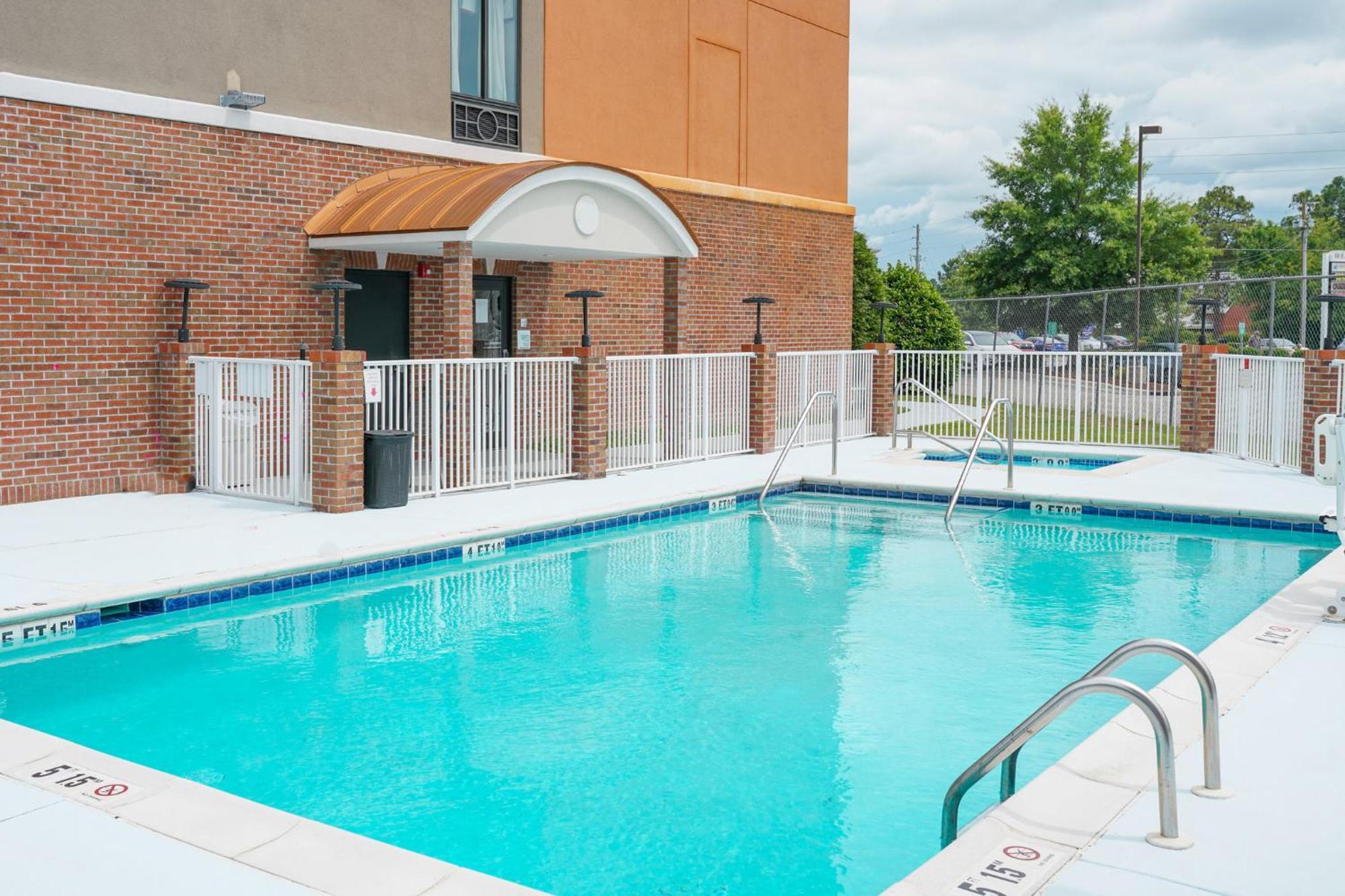 Holiday Inn Express Hotel & Suites Hope Mills-Fayetteville Airport By Ihg Dış mekan fotoğraf